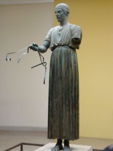 Aurige de Delphes portant un chiton long