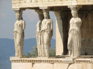 Cariatides du temple de l'Erechthéion à Athènes portant un chiton.